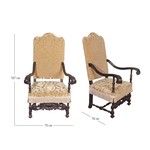 Старинное кресло с высокой спинкой и деревянными подлокотниками 