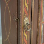 Настенный шкафчик с полихромной росписью 1890-х гг.