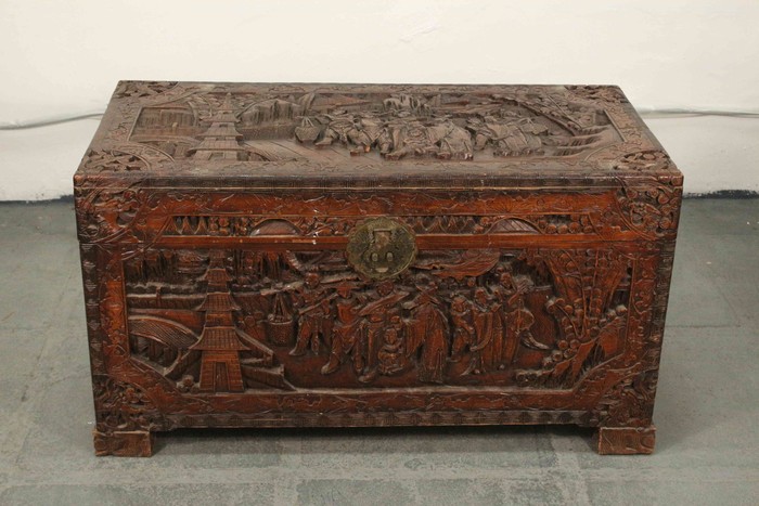 Антикварный китайский сундук с резными композициями 1910-х гг. 