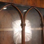 Антикварный книжный шкаф с арочным декором 1860-х гг. 