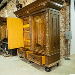 Винтажный палисандровый шкаф с резными композициями 1930-х гг.