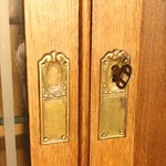 Антикварный шкаф на высоких ножках 1920-х гг. 