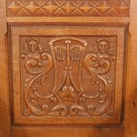 Антикварное дубовое кресло в архаичной стилистике 1920-х гг. 