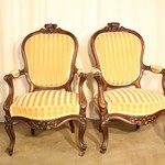 Пара антикварных стульев в стиле неорококо с резным навершием 1850-х гг. 