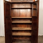 Антикварный дубовый шкаф с резным декором 1900-х гг. 