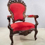 Антикварное кресло в стиле "второго" рококо с резным навершием 1850-х гг.