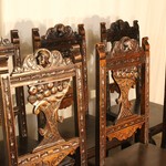 Комплект из антикварных стульев из каштана с резной спинкой 1910-х гг. 