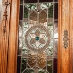 Антикварный буфет в мехеленском стиле с витражными створками 1860-х гг. 