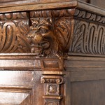 Антикварный дубовый шкаф в неоренессансной стилистике с резными фигурами 1850-х гг.