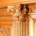 Антикварный платяной шкаф в стиле неоренессанс с колоннами 1830-х гг.