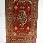 Старинная вешалка с резной композицией и ковром 1920-х гг.