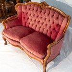 Винтажный диван с розовой обивкой