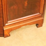 Антикварный угловой шкаф красного дерева 1820-х гг. 