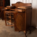 Антикварный сервант светлого ореха с раскрепованным фасадом 1880-х гг. 