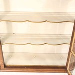 Антикварная настенная витрина со скошенными торцами 1890-х гг. 