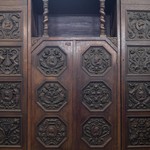 Антикварный шкаф с соломоновыми колоннами 1900-х гг. 