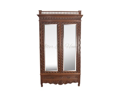 Антикварный платяной шкаф с резьбой и зеркальными дверцами