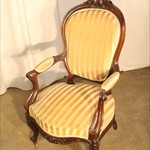 Пара антикварных стульев в стиле неорококо с резным навершием 1850-х гг. 