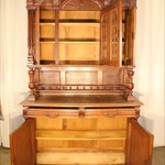 Антикварный буфет с резьбой растительного характера 1870-х гг. 