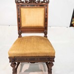 Антикварный стул с контрастными вставками и золотистой обивкой