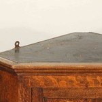 Антикварный навесной угловой шкафчик из дуба 1880-х гг. 