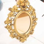 Старинное зеркало в золоченной раме с резными листьями