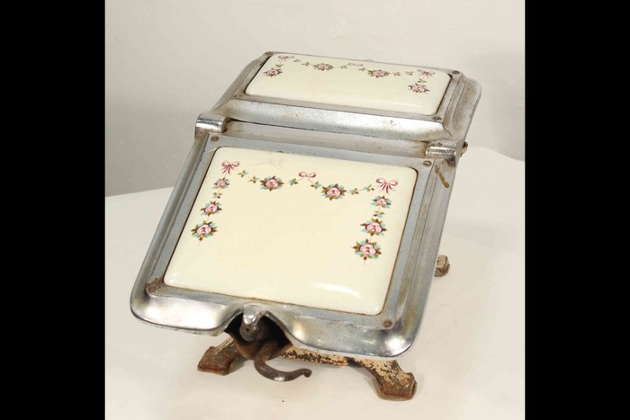 Антикварный эмалированный зольник с цветочным орнаментом 1900-х гг. 