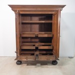 Антикварный шкаф в стиле неоренессанс с арочными филенками и изящными металлическими накладками 