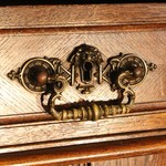 Антикварный дубовый шкаф с балюстрадой 1860-х гг. 