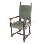 Старинное высокое кресло в обивке из оливкового бархата