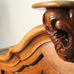 Антикварная настенная витрина со скошенными торцами 1890-х гг. 