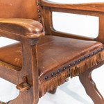 Старинное кресло с кожаной обивкой