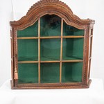 Антикварная подвесная витрина с резным орнаментом на навершии 1870-х гг.