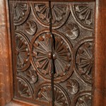 Антикварный английский шкаф с резным фасадом 1680-х гг. 