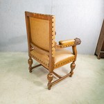 Пара антикварных кресел с кожаной обивкой 1890-х гг.