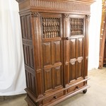 Антикварный шкаф со сквозными дверцами 1800-х гг. 