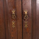 Антикварный шкаф с витыми колоннами и открытой полкой