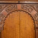 Антикварной шкаф с резными головками 1690-х гг. 