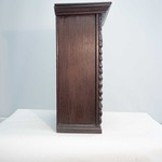 Старинный открытый настенный шкафчик с рельефной резьбой 1850-го года