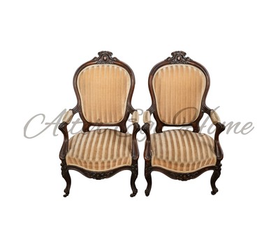 Пара антикварных стульев в стиле неорококо с резным навершием 1850-х гг. 