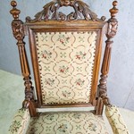 Антикварное французское кресло с резным навершием 1860х гг.