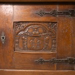 Антикварный сервант с резными композициями 1920-х гг.