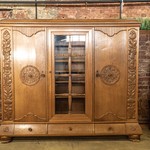 Антикварный книжный шкаф с резными гирляндами и розетками 1910-х гг. 