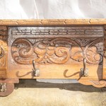 Антикварная настенная вешалка с резными розетками 1870-х гг; 