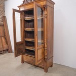 Антикварный книжный шкаф с массивным резным навершием