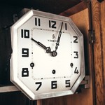 Часы настенные в стиле модерн в дубовом корпусе