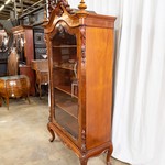 Антикварная витрина с фигурным навершием 1850-х гг.