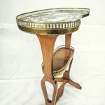 Столик кофейный в классическом стиле с латунной галерейкой на мраморной столешнице в форме боба