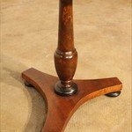 Антикварный столик с круглой столешницей 1820-х гг. 