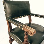 Кресла в классическом стиле с резными завитками на подлокотниках